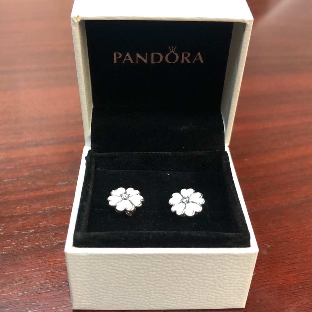 Pandora Primrose stud earrings